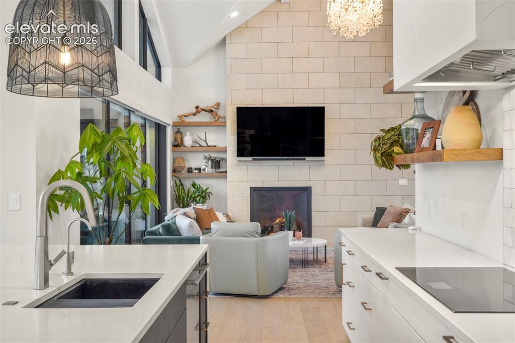 Image 10 of 40: Kitchen