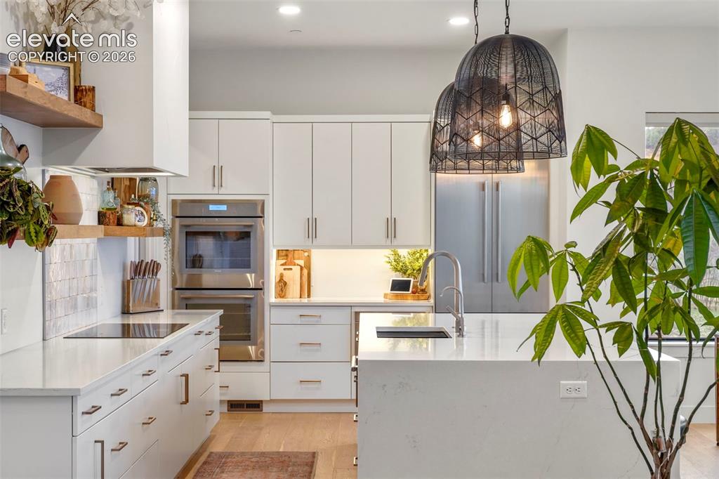 Image 12 of 40: Kitchen