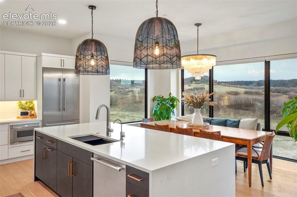 Image 14 of 40: Kitchen