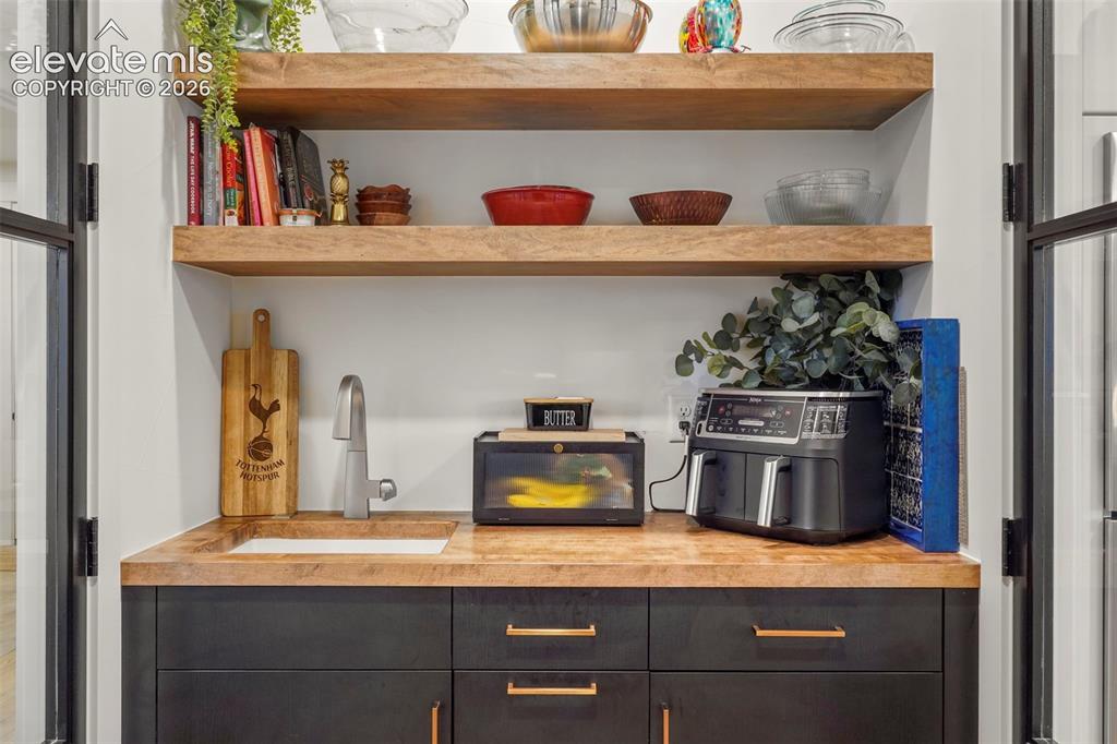Image 16 of 40: Pantry