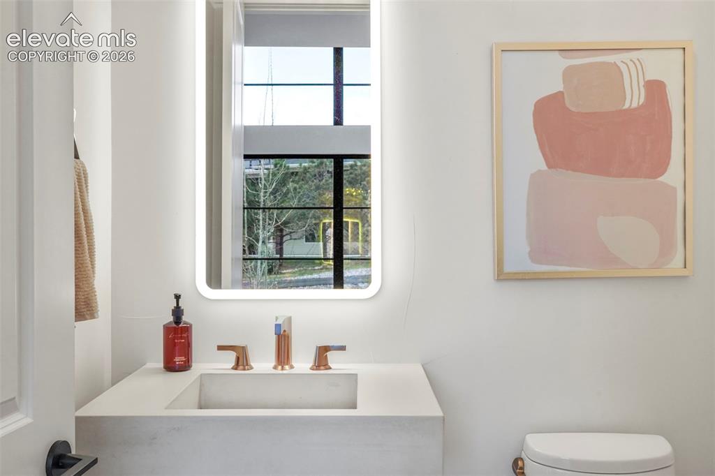 Image 17 of 40: Bathroom