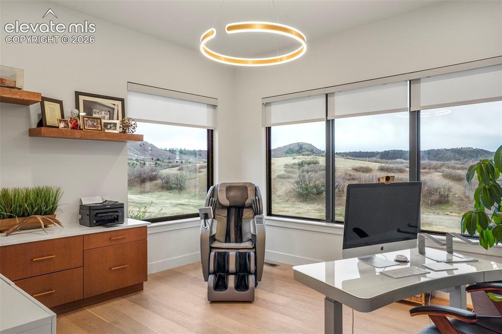 Image 18 of 40: Office