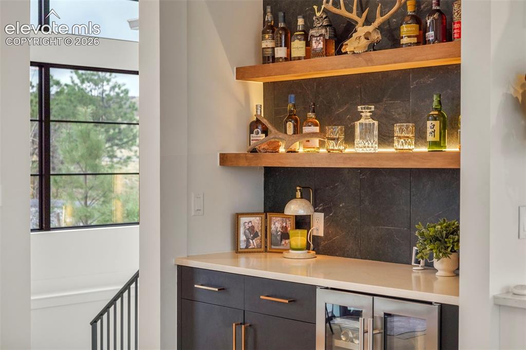 Image 9 of 40: Bar