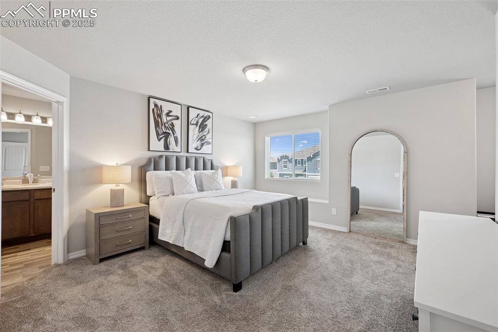 Image 11 of 25: Bedroom
