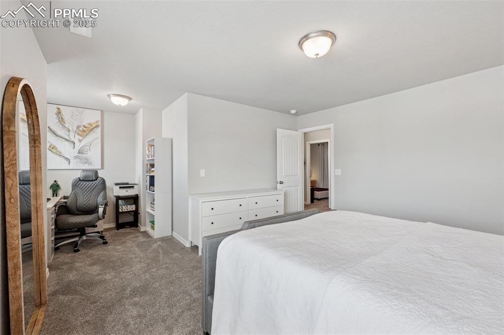 Image 13 of 25: Bedroom