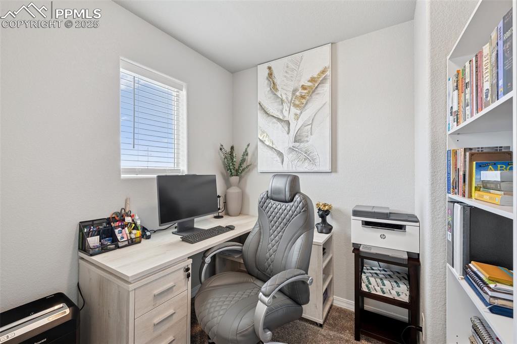 Image 14 of 25: Office