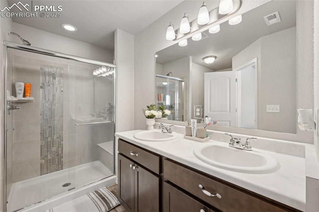 Image 16 of 25: Bathroom