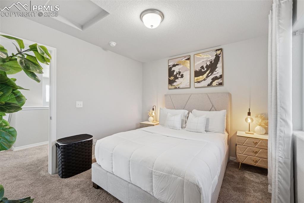Image 17 of 25: Bedroom