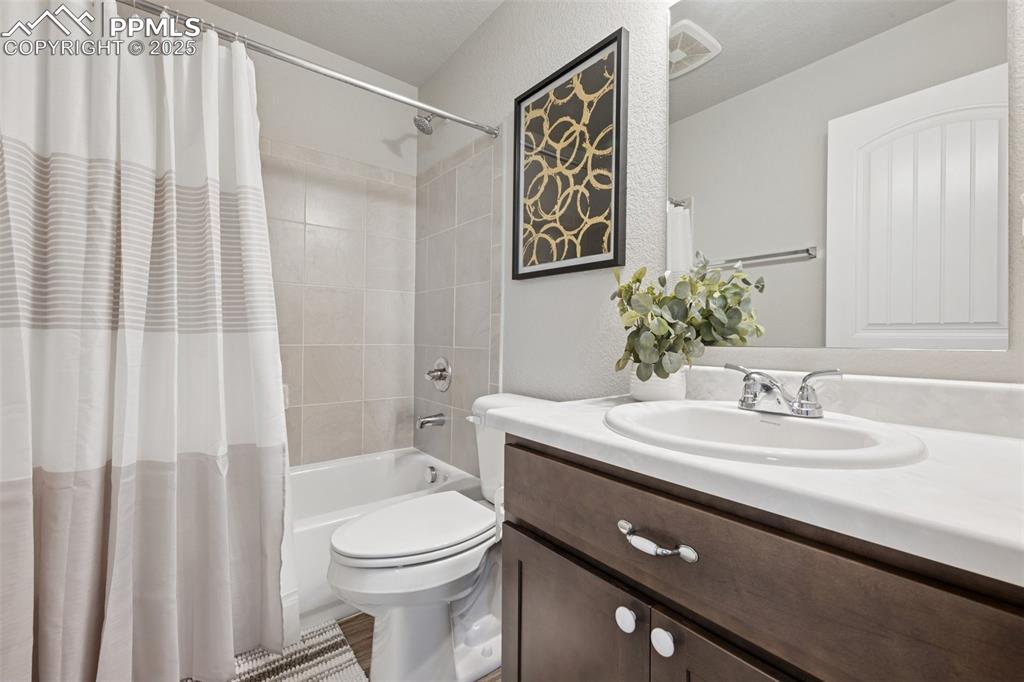 Image 18 of 25: Bathroom