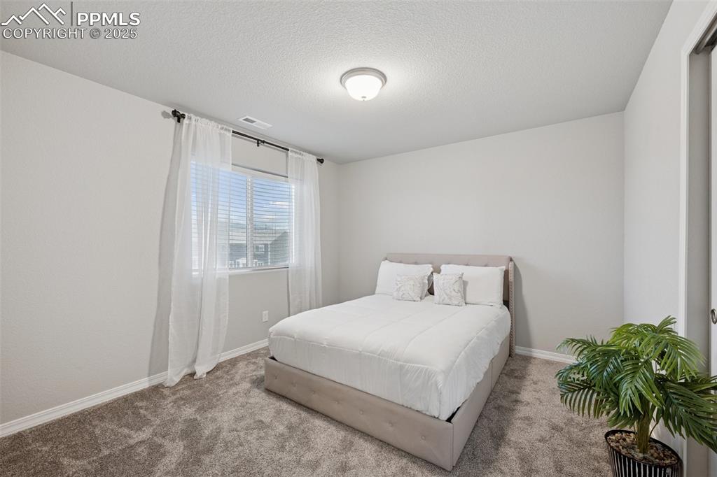 Image 19 of 25: Bedroom