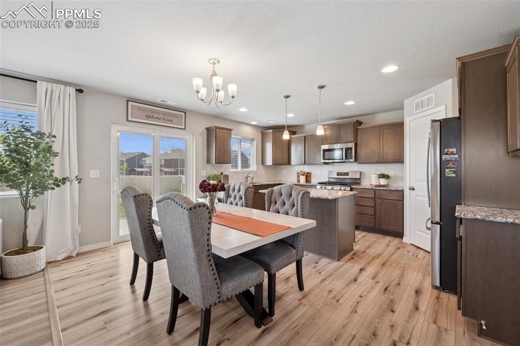 Image 7 of 25: Dining Area
