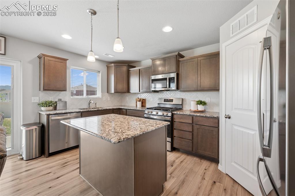 Image 9 of 25: Kitchen