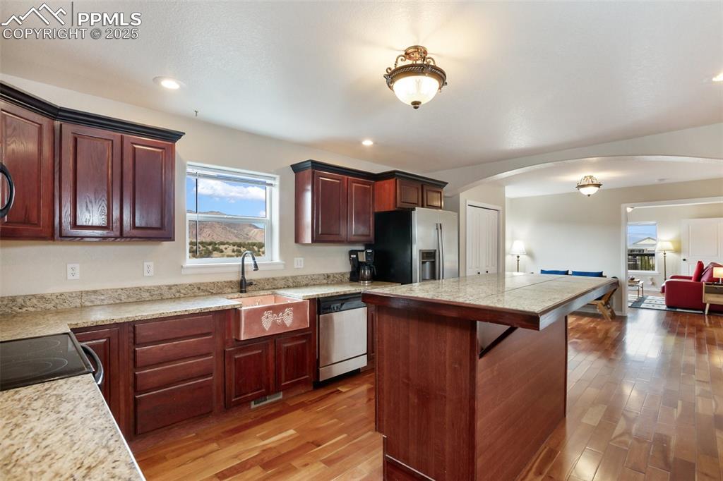 Image 16 of 50: Kitchen