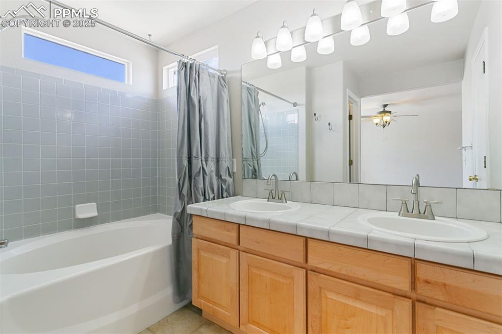 Image 13 of 32: Bathroom