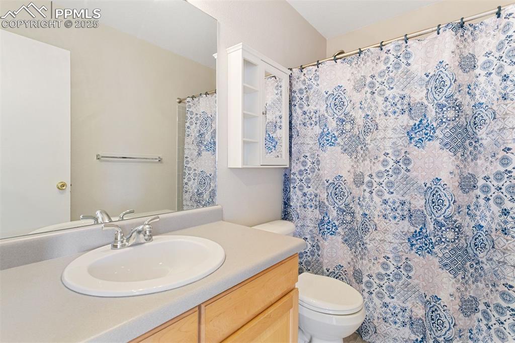 Image 19 of 32: Bathroom