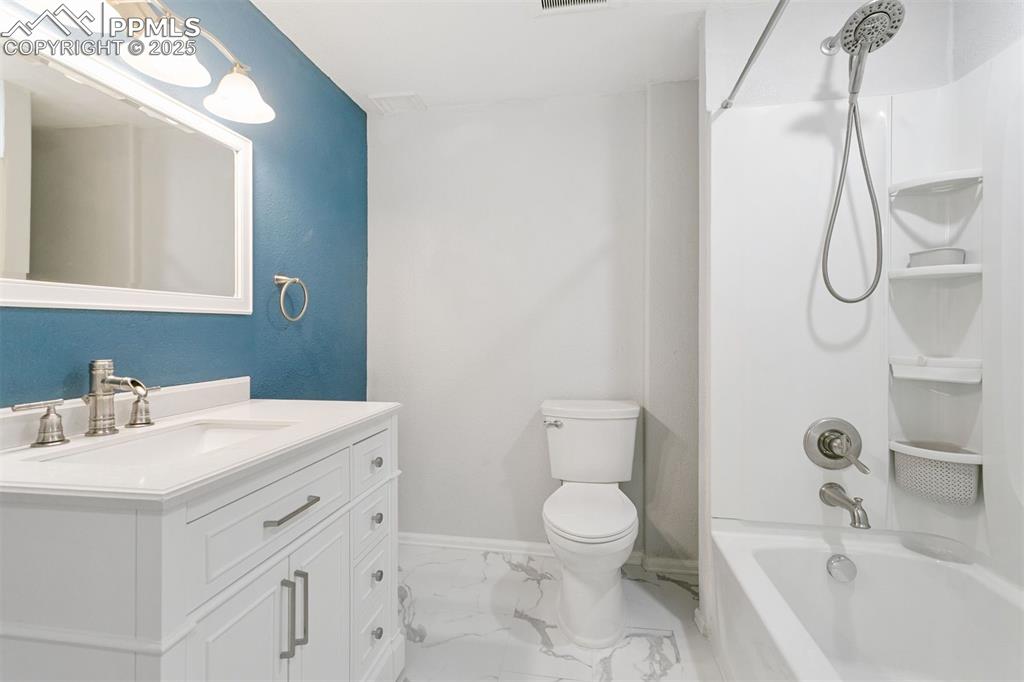 Image 20 of 32: Bathroom
