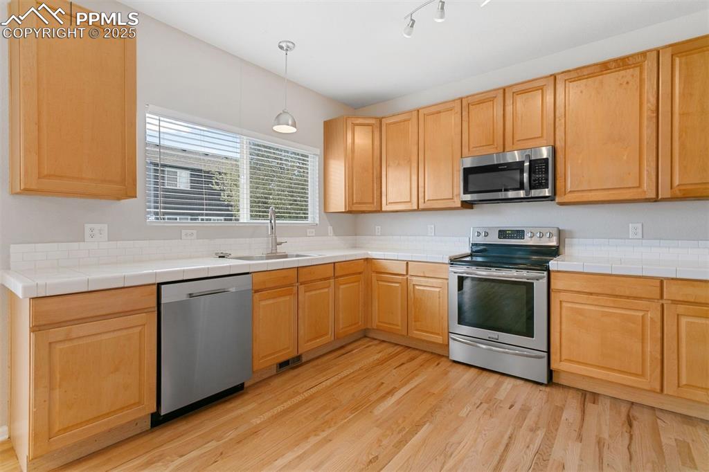 Image 3 of 32: Kitchen