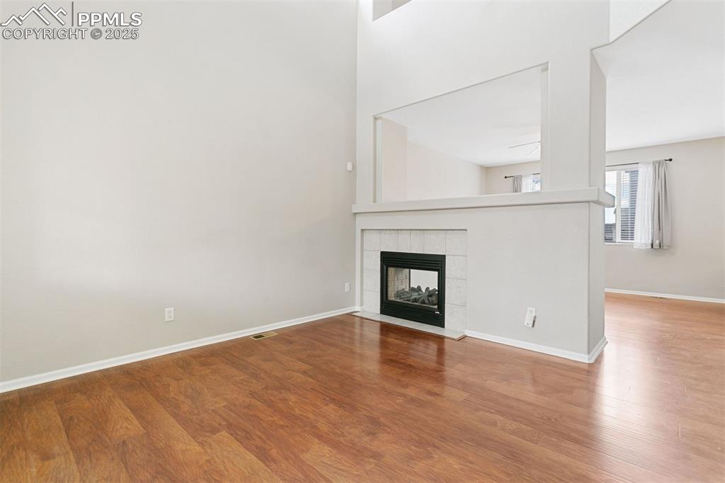Image 6 of 32: Living Room