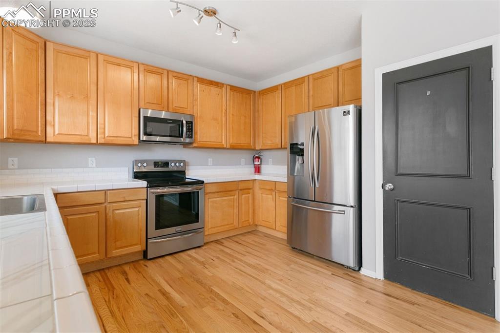 Image 8 of 32: Kitchen