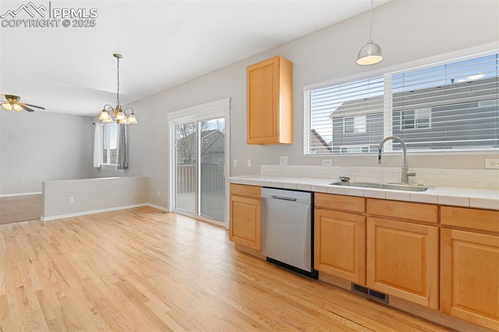 Image 9 of 32: Kitchen