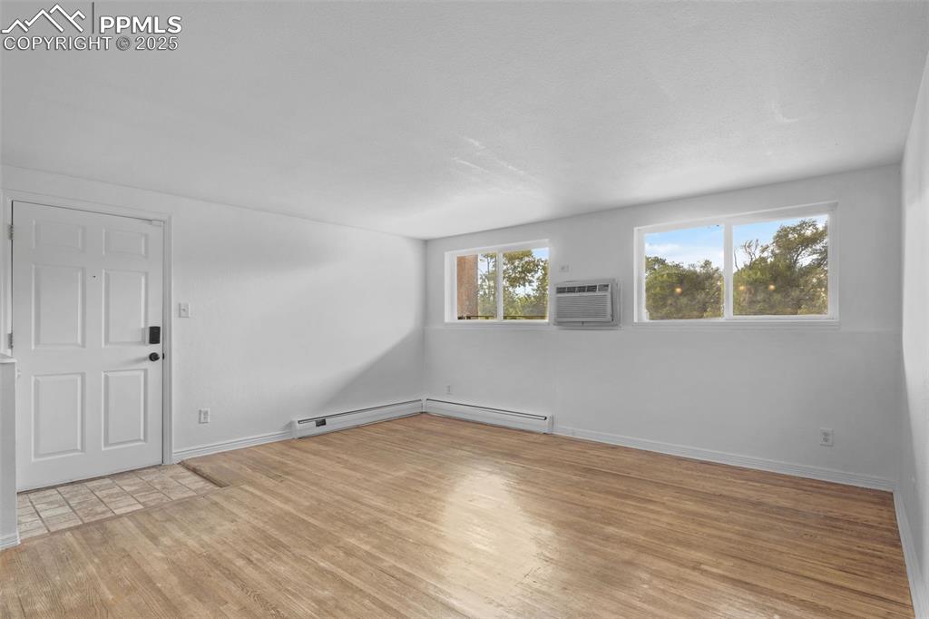 Image 4 of 17: Living room