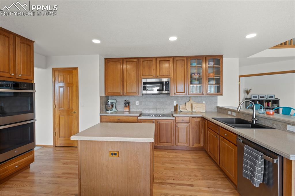 Image 10 of 41: Kitchen