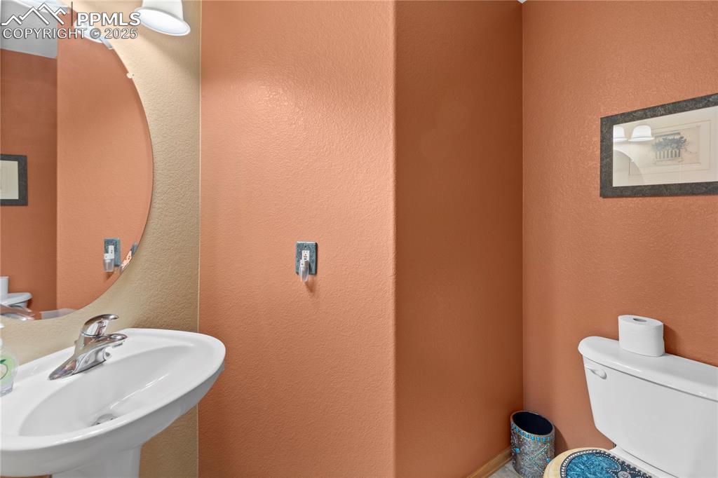 Image 16 of 41: Bathroom