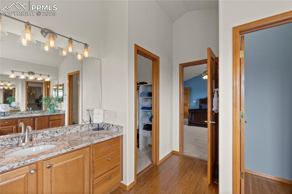 Image 20 of 41: Bathroom