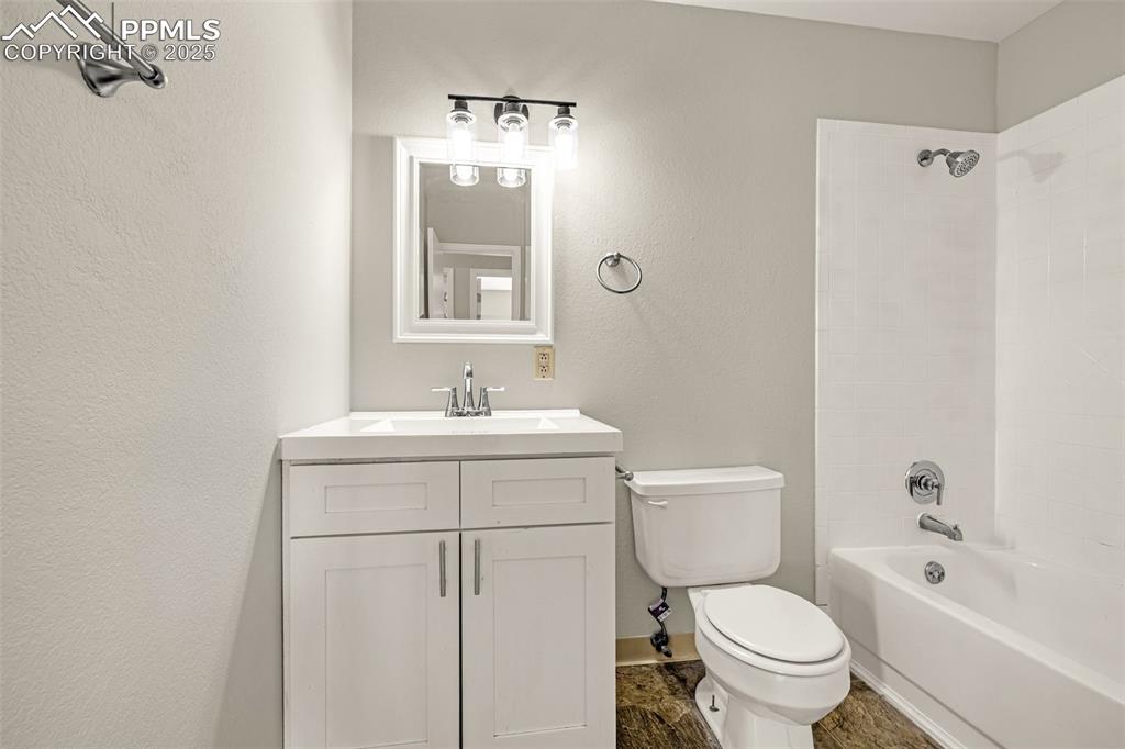 Image 15 of 35: Bathroom