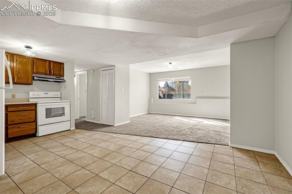 Image 16 of 35: Kitchen