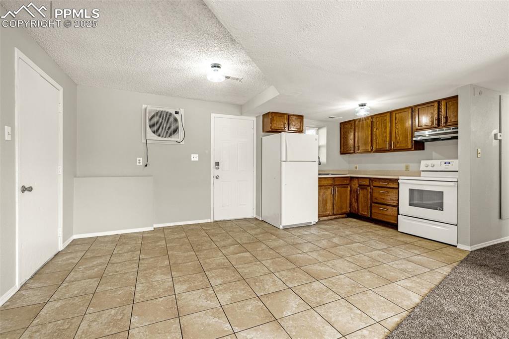 Image 17 of 35: Kitchen