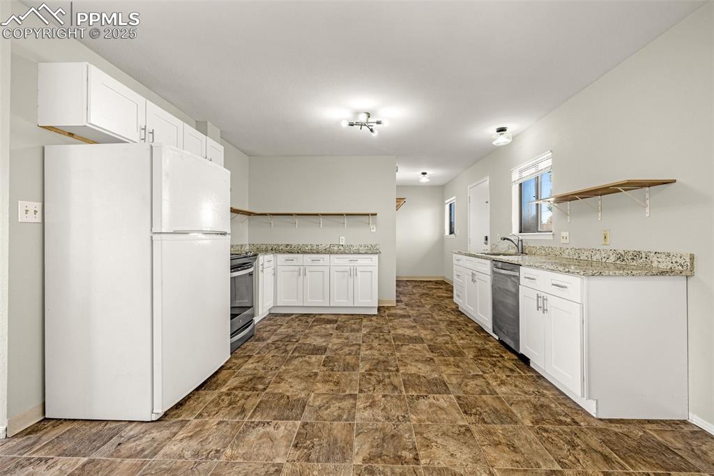 Image 8 of 35: Kitchen