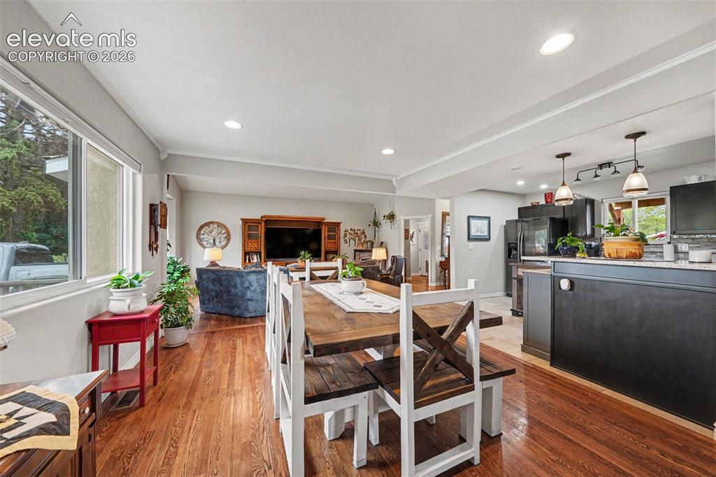 Image 10 of 46: Dining Area