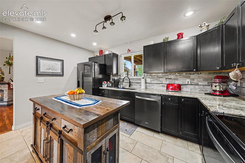 Image 13 of 46: Kitchen