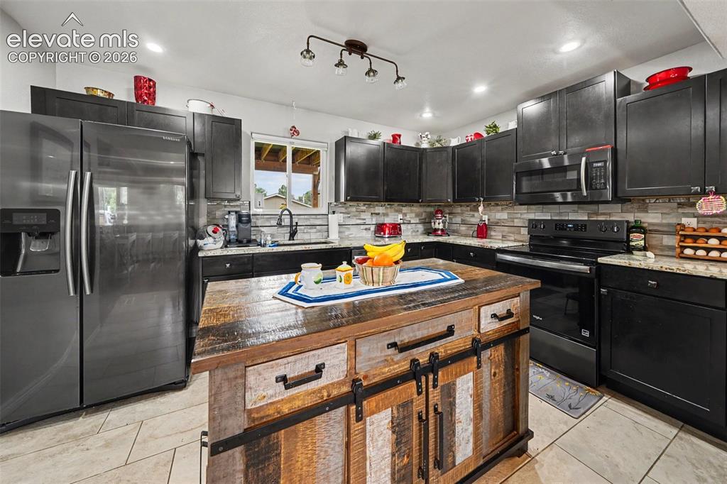 Image 14 of 46: Kitchen