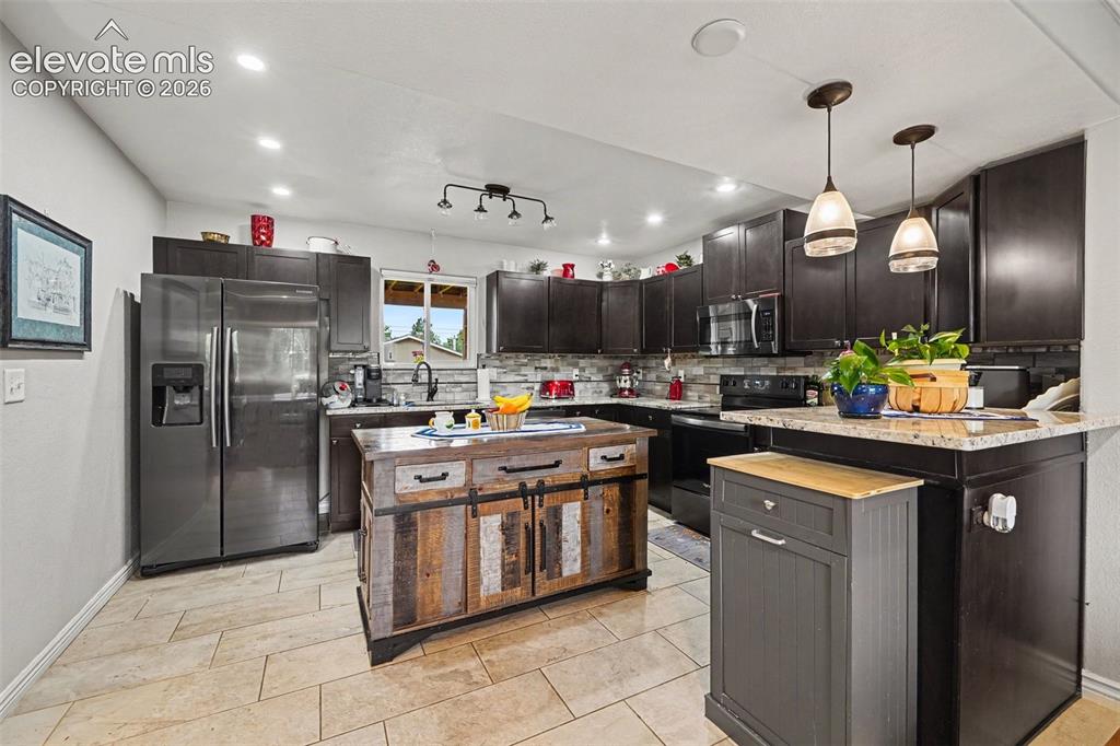 Image 15 of 46: Kitchen