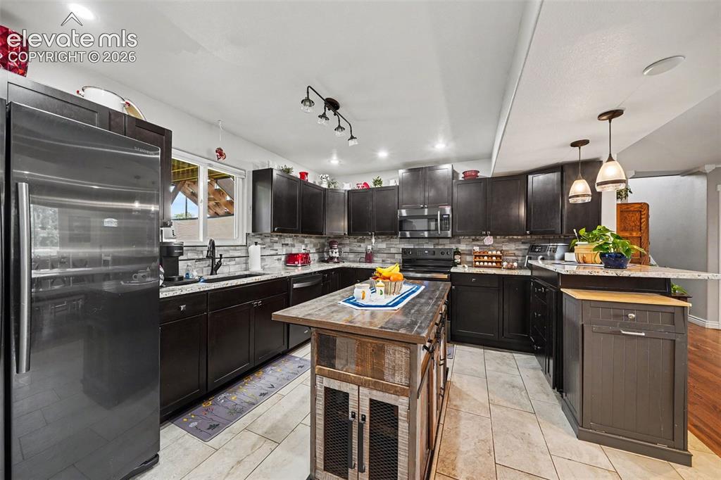 Image 16 of 46: Kitchen