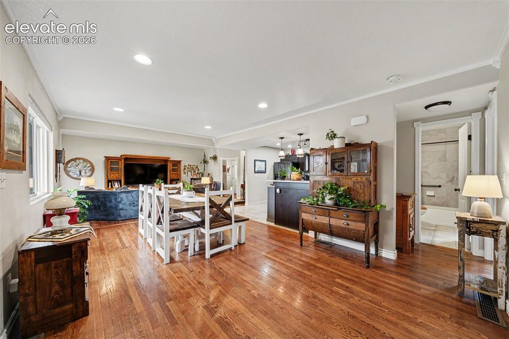 Image 9 of 46: Dining Area