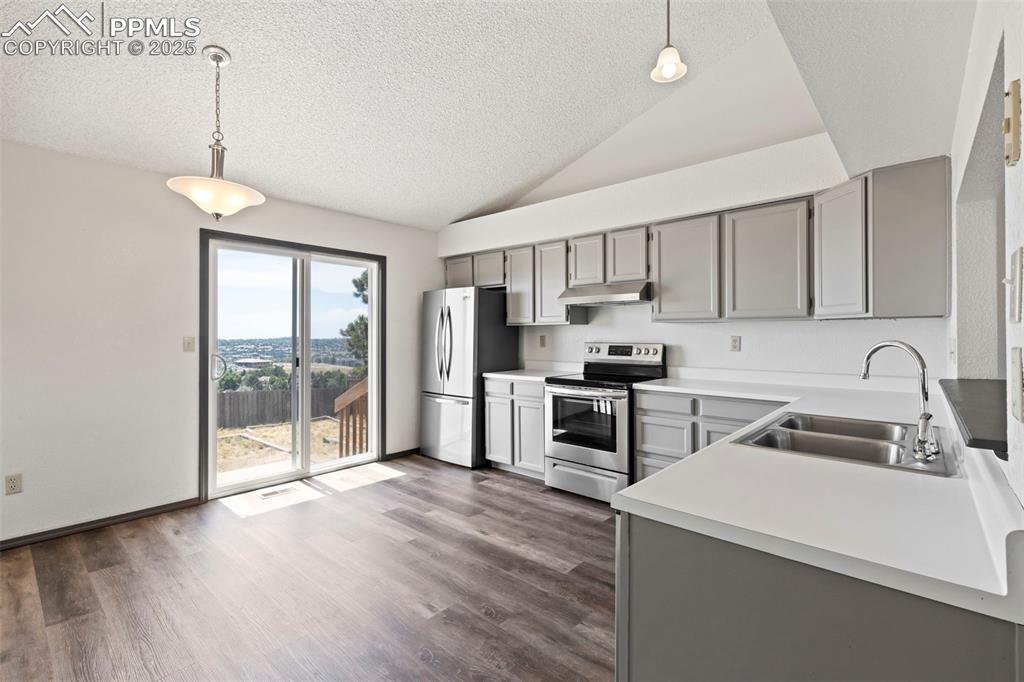 Image 13 of 33: Kitchen