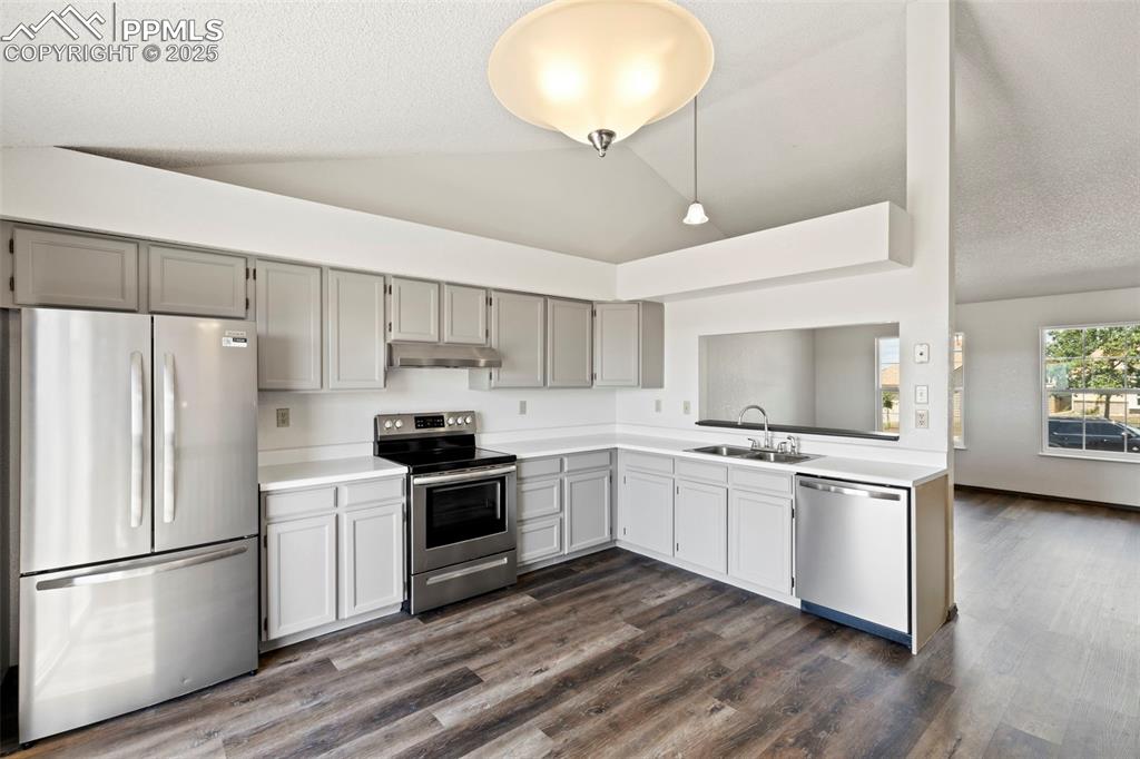 Image 14 of 33: Kitchen