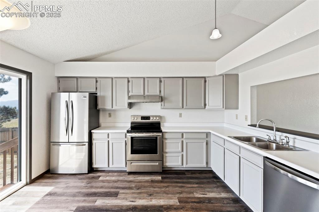 Image 15 of 33: Kitchen