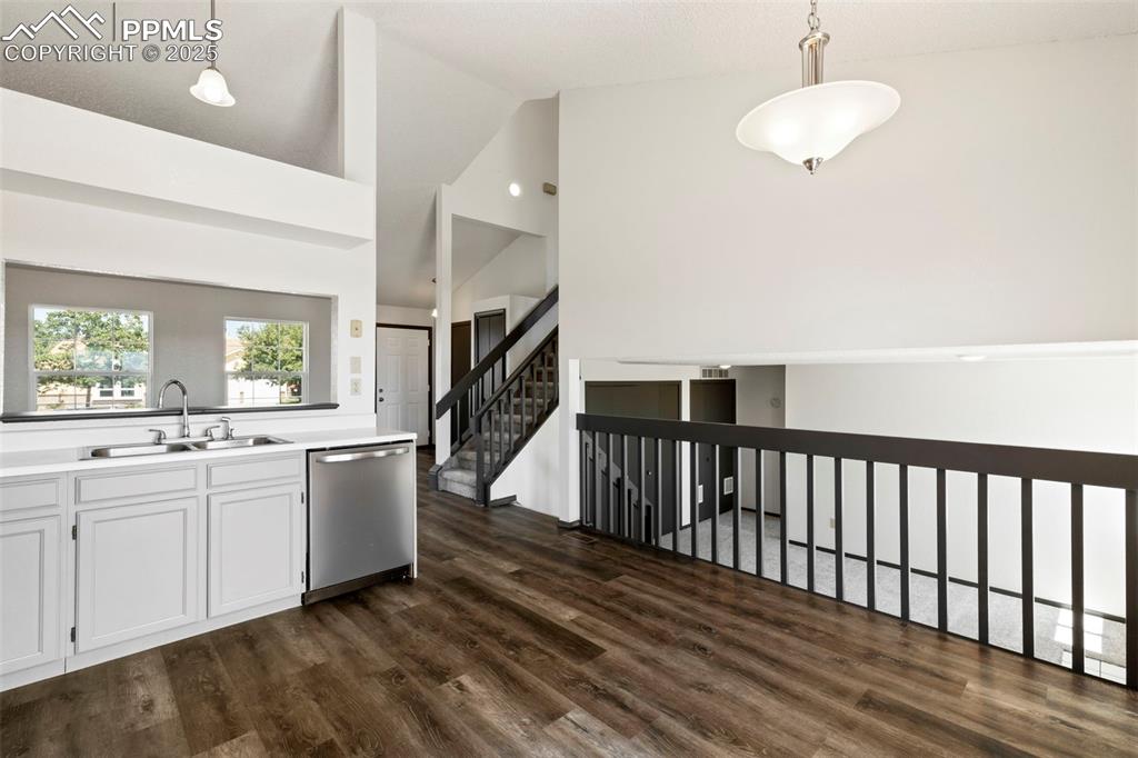 Image 16 of 33: Kitchen