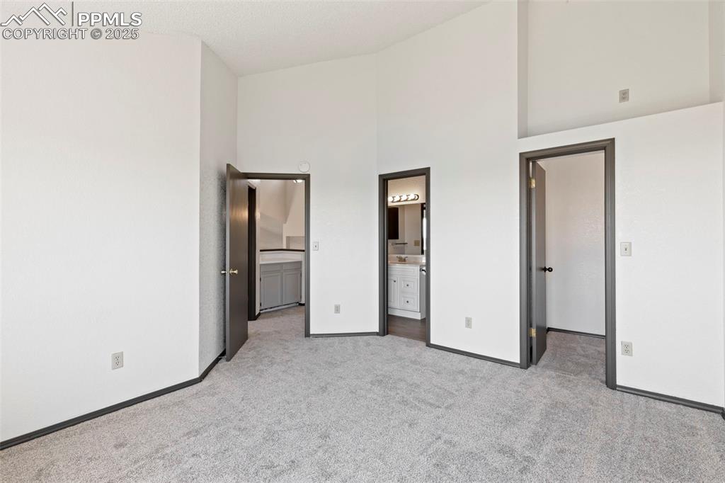 Image 18 of 33: Bedroom