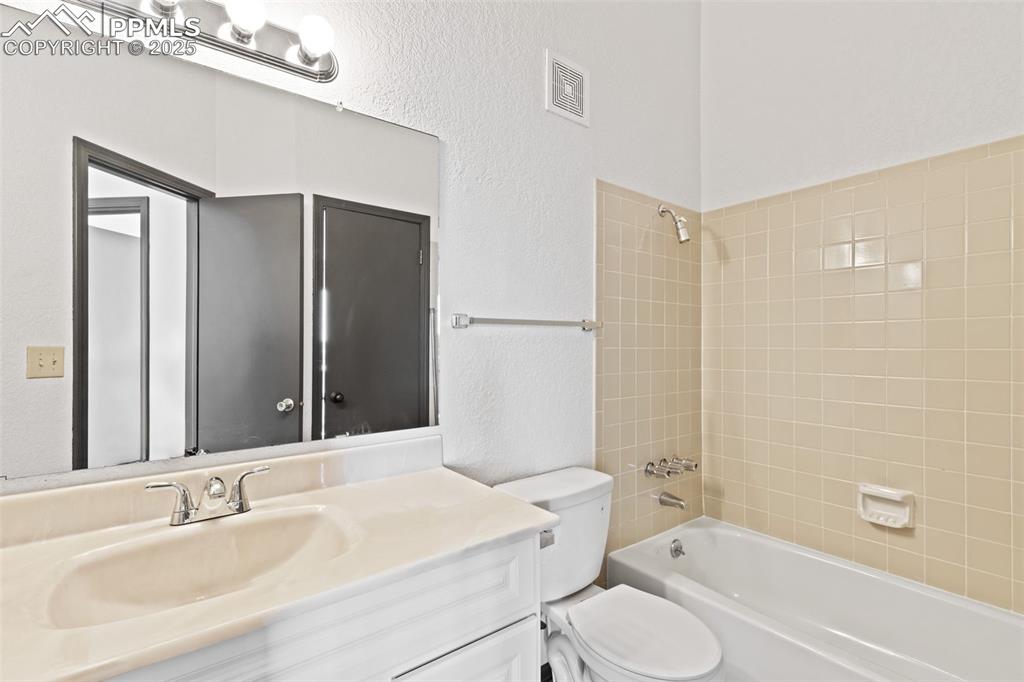 Image 19 of 33: Bathroom