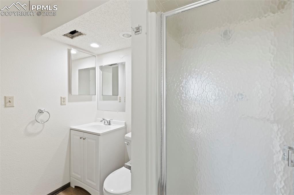 Image 26 of 33: Bathroom