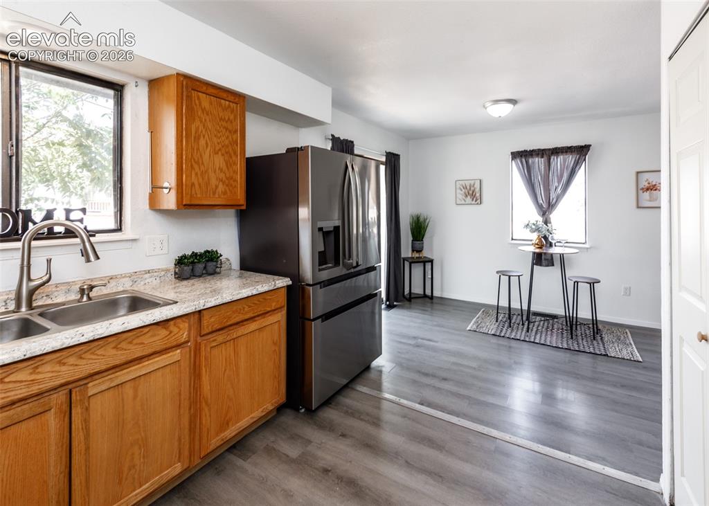 Image 11 of 32: Kitchen