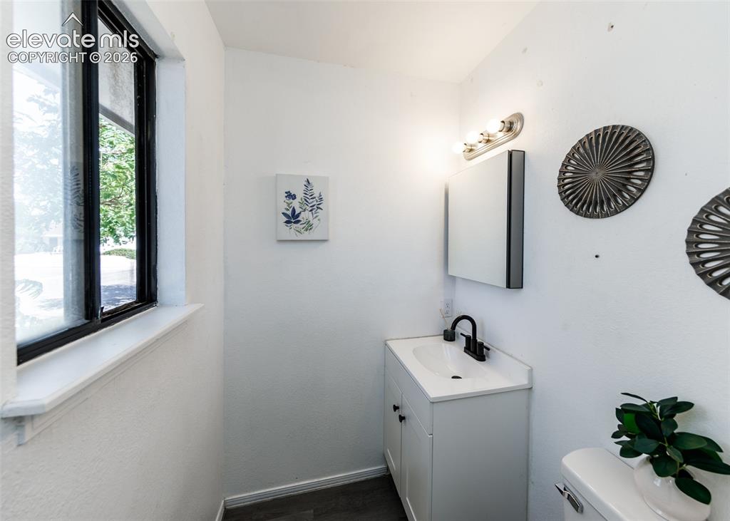 Image 15 of 32: Bathroom
