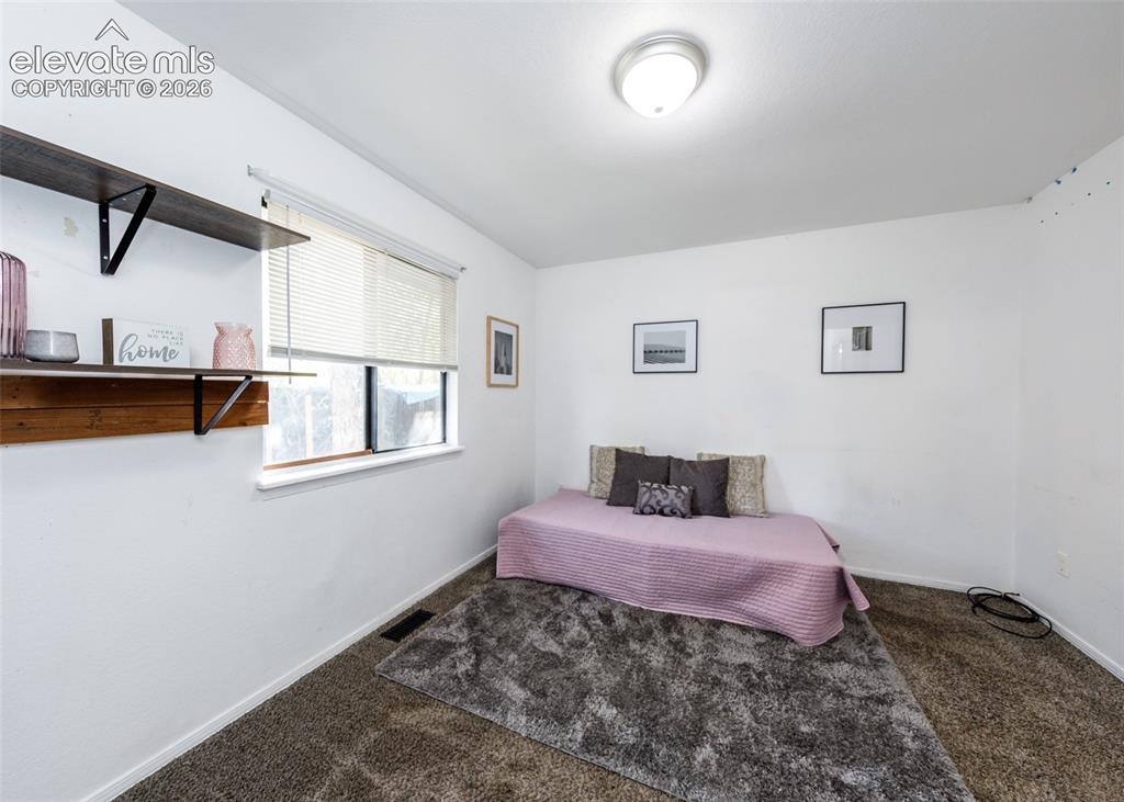 Image 19 of 32: Bedroom