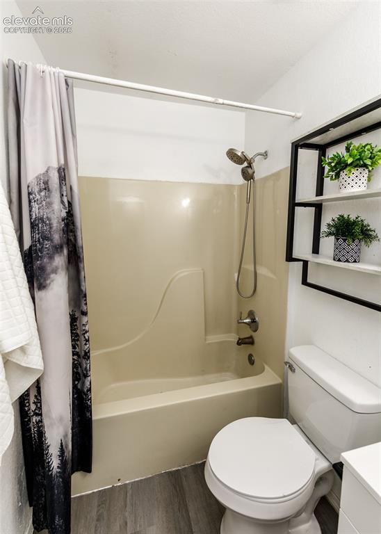 Image 24 of 32: Bathroom