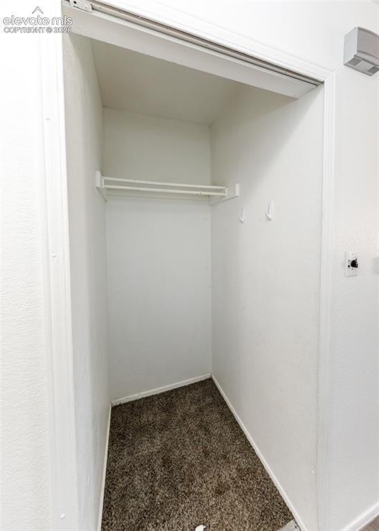 Image 25 of 32: Closet